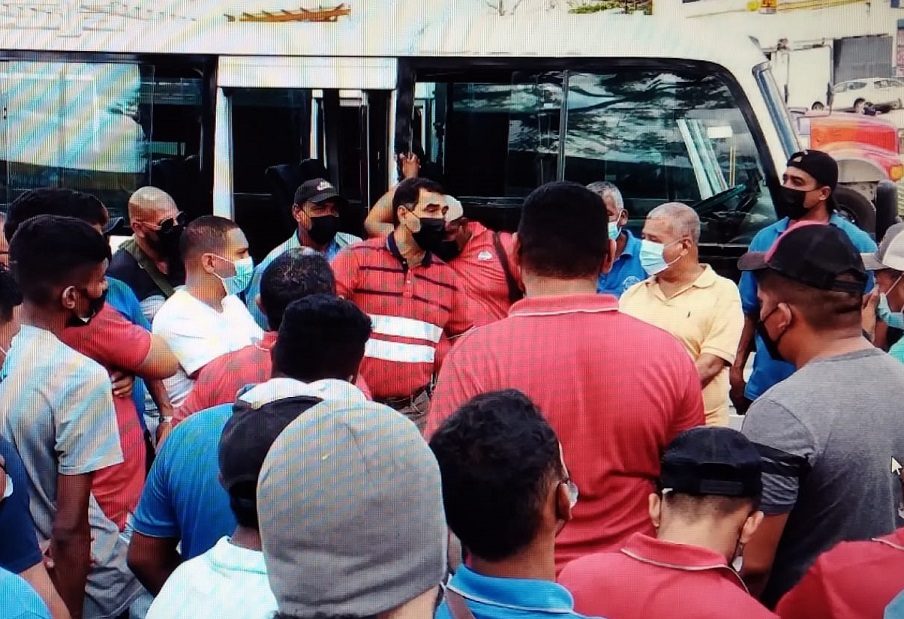 Por las multas conductores de las 40 rutas internas paralizaran el servicio varias horas. Foto: Eric A. Montenegro
