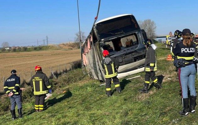 Accidente de un autobús en el que viajaban ucranianos que huían de la guerra. Foto: EFE