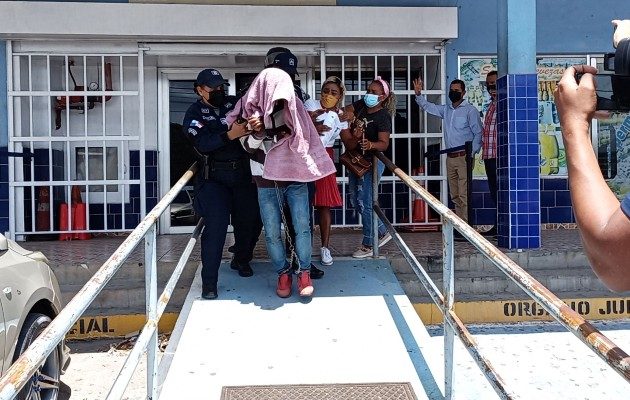 Momento de la salida de alias "Tom" de las instalaciones del Sistema Penal Acusatorio. Foto. Eric Montenegro