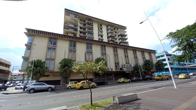 Edificio Poly, que sirve de sede provisional de la Escuela República de Venezuela. Foto: Víctor Arosemena