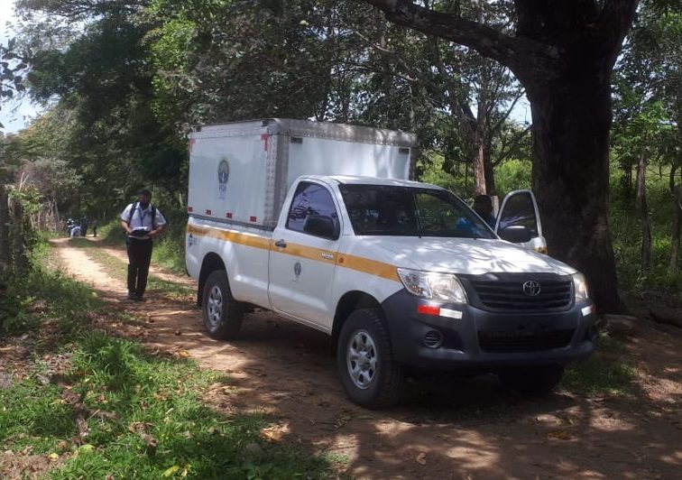 Funcionarios del Ministerio Público hicieron el levantamiento del cuerpo. Foto: Melquiades Vásquez