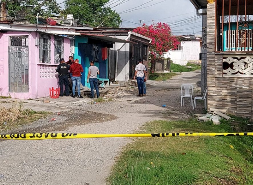 Unidades policiales procedieron a  acordononar todo el perímetro donde fue la balacera. Foto: Diomedes Sánchez  