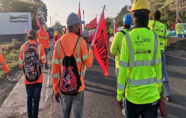 Obreros del Suntracs cerraron en Arriján este jueves generando un enorme tranque vehicular. Foto: Cortesía Suntracs