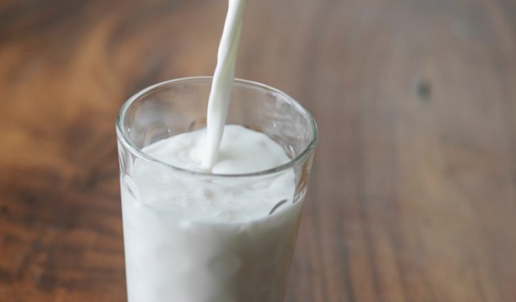 Beneficios de la leche en la hidratación.  Pexeles