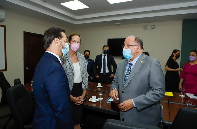 El ministro Martínez junto a representantes de la cámara baja de California. Foto: Cortesía Mici