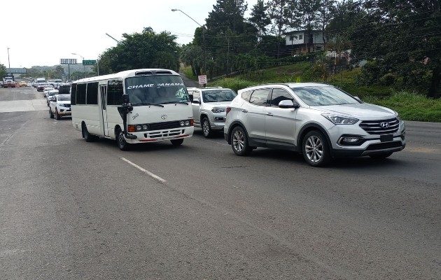 Los miembros de las distintas prestatarias dejaron claro que en esta oportunidad no llevarán a cabo cierre de calles, pero permanecerán en las aceras de diversos puntos de Panamá Oeste. Foto. Eric Montenegro