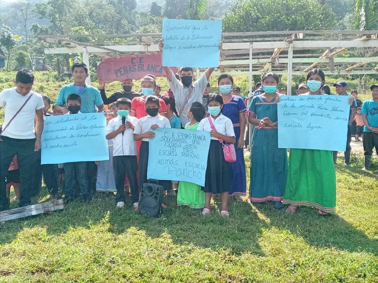 Estudiantes y padres de familia se manifiestan exigiendo una nueva escuela. Foto: Melquiades Vásquez