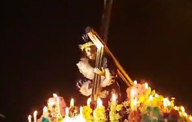 La procesión inició a las 8:00 p.m. del miércoles y culminó a la medianoche, mientras que la imagen del Cristo Negro ingresó al templo en horas de la madrugada de este jueves. Foto. Diomedes Sánchez