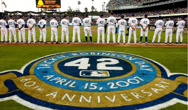 Miembros del equipo de los Dodgers con el número 42 en honor a Jackie Robinson en el estadio Dodger el 15 de abril de 2007, en Los Ángeles, California (EEUU). Foto: EFE