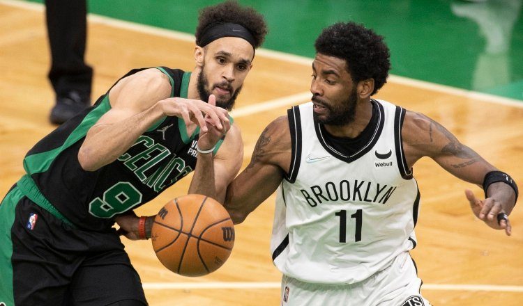 Kyrie Irving (11) de los Nets de Brooklyn en el juego ante Celtics. Foto:EFE