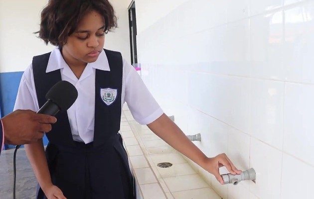 Shadid Gonzáles, estudiante de este plantel, asegura que desde marzo pasado la falta de agua potable se ha agravado, haciendo más difícil las tareas de limpieza al personal de aseo. Foto. Eric Montenegro