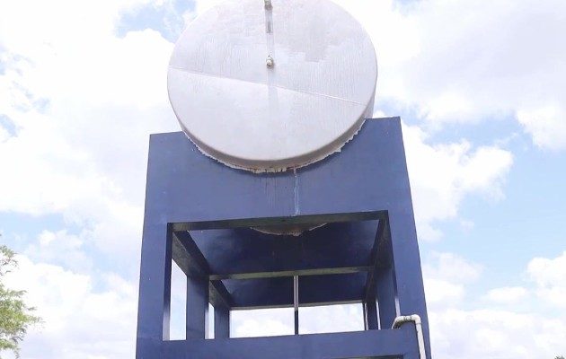 Para llenar los tanques de reserva se requiere de tres camiones cisternas, indicó Luis Araúz, subdirector de este centro escolar. Foto. Eric Montenegro