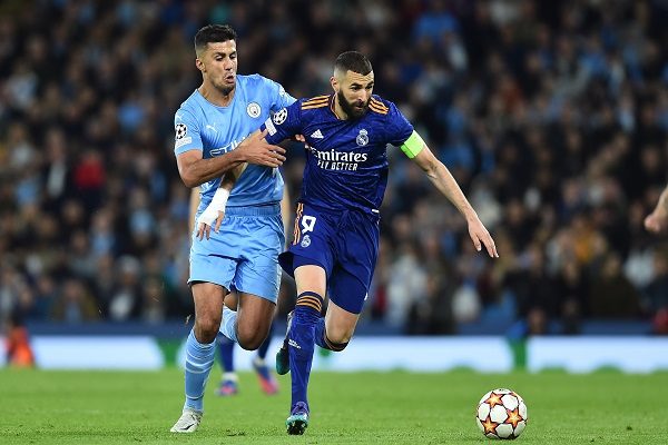 Rodri del Manchester City (izq.) marca muy de cerca a Karim Benzema del Real Madrid. Foto:EFE