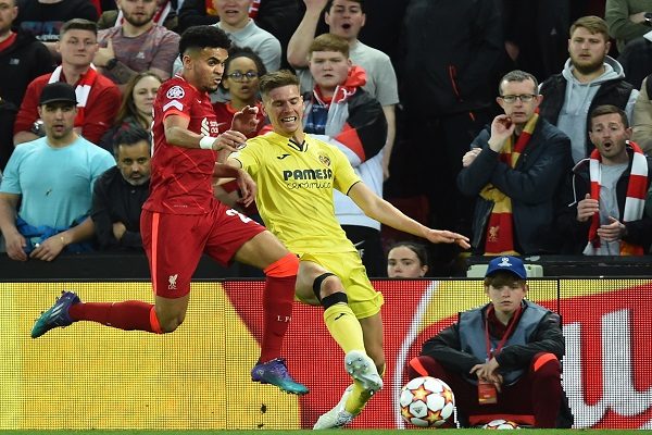 Luis Diaz del Villarreal (iza.) disputa el balón ante Juan Foyth del Liverpool. Foto:EFE