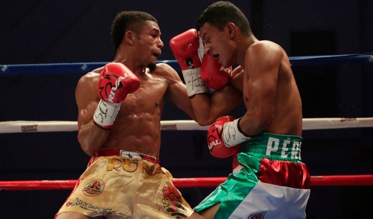 Ronald Batista (izq.) conecta a  Ramses Pérez. Foto:EFE