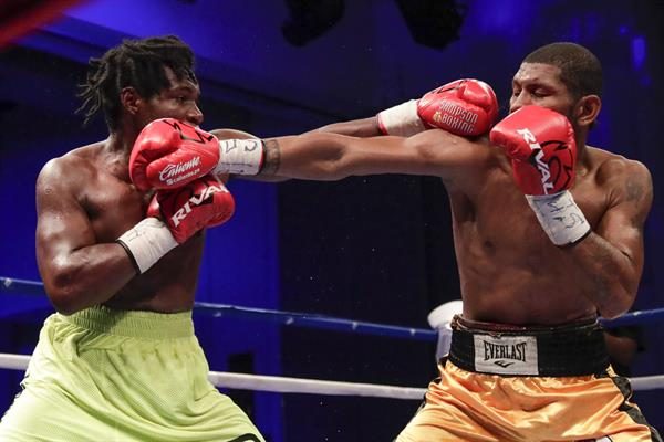 Edwin Bennett (i) de Ecuador pelea con Alexander Durán de Panamá.