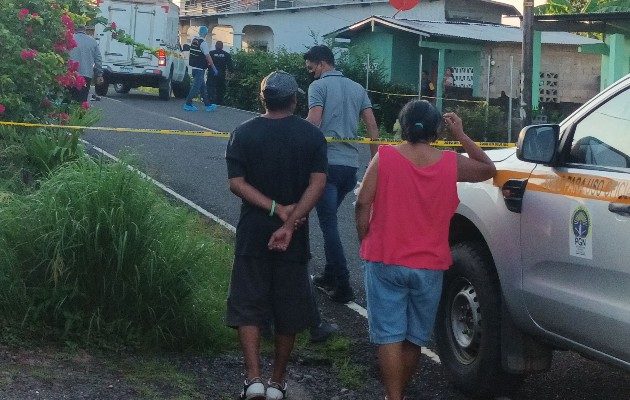 Algunos vecinos señalaron que salieron para ver que estaba sucediendo encontrando Roderick Rodríguez, tendido en la vía en el sector a unos cuantos metros del cuartel de la Policía Nacional de Soná. Foto. Melquíades Vásquez