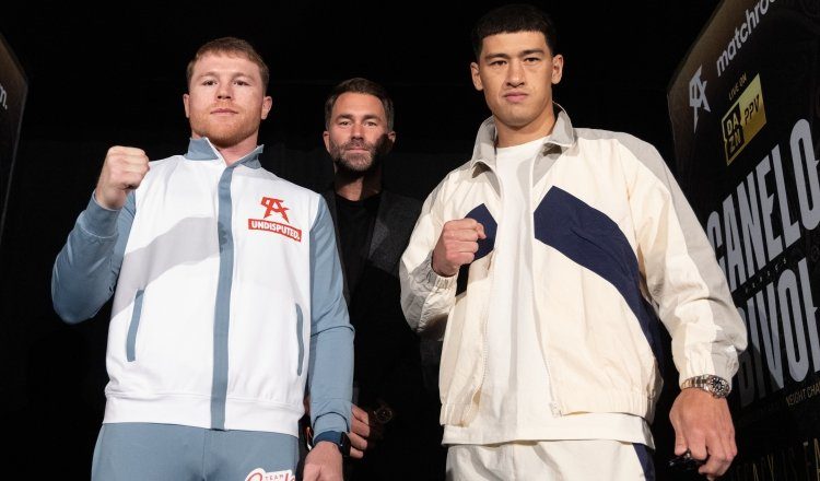 Saúl 'Canelo' Álvarez (izq.) y el ruso Dmitry Bivol (der.). Foto:EFE