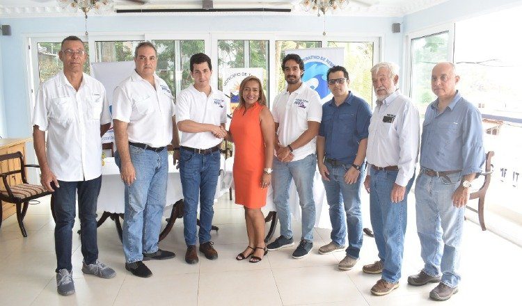 El vicepresidente de la Asociación de Armadores Panameños (ARPA), Juan Carlos Heilbron y la alcaldesa de Taboga, Magaly Ricord suscribieron un acuerdo. Participaron el secretario de ARPA, Harry Quinn y el director ejecutivo, José Digerónimo; Juan Diego Reyna de OPC, Hugo Torrijos en representación de ISS, el presidente de la Asociación de Turismo Náutico Russell Goedjen; y el Capitán Carlos Sagrera, consultor de la Organización Marítima Internacional. Cortesía