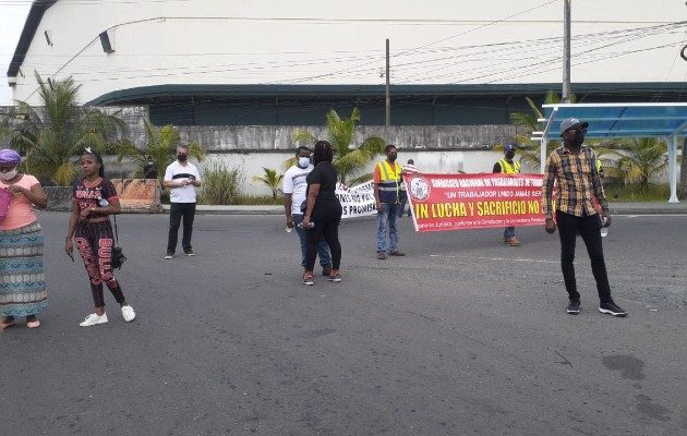 Los miembros de la Coalición de la Unidad por Colón (CUCO), en varias oportunidades han cerrado las calles exigiendo que el gobierno reactive los proyectos para la provincia. Foto. Diomedes Sánchez