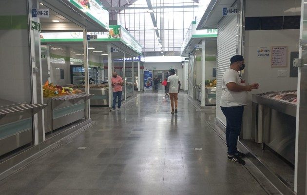 Esperaban un gran auge de visitantes el fin de semana; sin embargo, no fue tanta la afluencia de personas a realizar sus compras en el lugar. Foto. Thays Domínguez