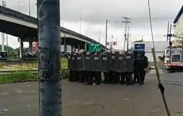 Los antimotines despejaron las calles para restablecer el orden publico. Foto. Diomedes Sánchez