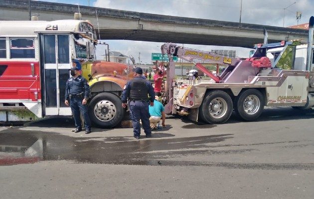Los buses que cerraron las vías fueron removidos con grúas. Foto. Diomedes Sánchez