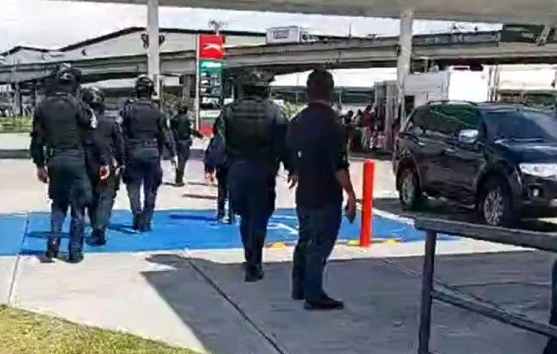 Varios de los manifestantes huyeron a las inmediaciones de una gasolinera. Foto. Diomedes Sánchez