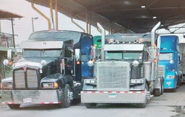Por la paralización en la frontera, unos 4 km de vehículos se mantienen varados en la vía Panamericana. Foto: Mayra Madrid 
