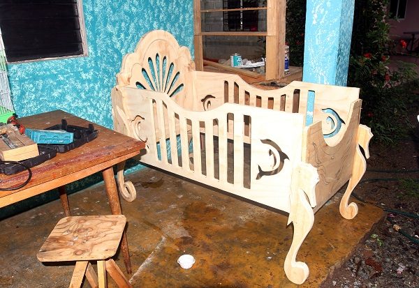 Una cuna es uno de los últimos trabajos de Allen Rolando Gómez.