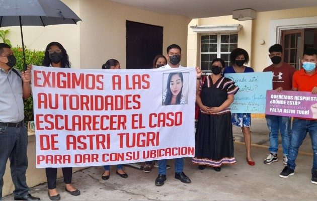 Un grupo de familiares y amigos de Astri clamaban por justicia y pedían que le cayera todo el peso de la ley a la persona responsable por la privación de libertad y piden que por favor la devuelvan con vida. Foto. José Vásquez