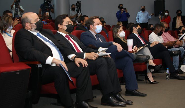 Carlos Ordoñez (ATTT),  Jorge Almengor (MEF), Jorge Rivera (Secretaría de Energía), y Publio De Gracia (DGI), acudieron a la Asamblea Nacional este miércoles. Cortesía