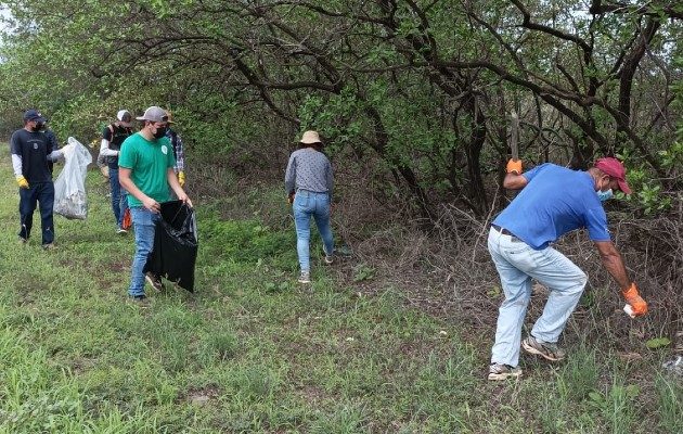 En una reciente jornada de limpieza se logró la remoción de más de una tonelada de basura en la vía que conduce hacia la playa El Retén, los cuales se evitó llegaran al mar. Foto. Thays Domínguez
