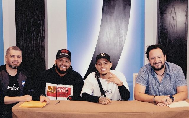 'El Tachi' durante la firma de su contrato con Warner Music México. Foto: Instagram / @eltachi507