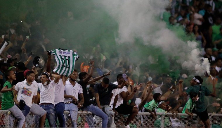 La afición del Alianza se hizo presente en el Rommel. Foto: EFE