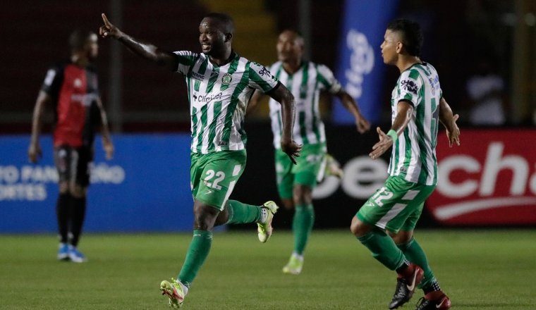 Gabriel Chiari anotó dos goles para el Alianza- Foto:EFE