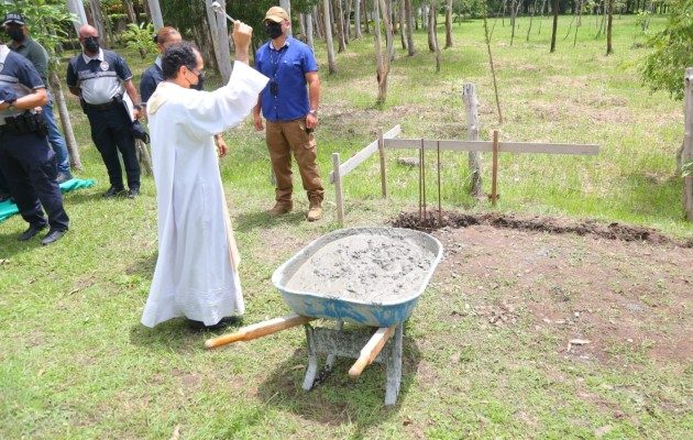 El terreno en el que construirán las nuevas instalaciones fueron bendecidas. Foto. Cortesía.Ministerio de Seguridad