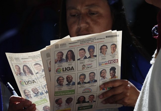 Una indígena Misak ejerce su derecho al voto, durante las elecciones para elegir presidente de Colombia para el periodo 2022-2026, en el municipio de Silvia, Cauca. Foto: EFE