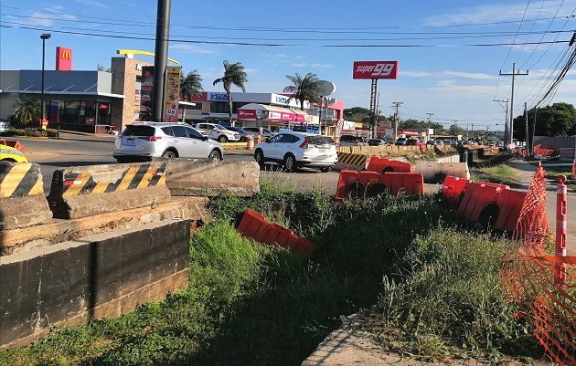 Los afectados consultados precisan que la paralización de la obra lleva varios años, lo que ha provocado que las estructuras ya construidas se deterioren. Foto. Thays Domínguez