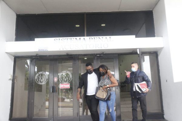 'Yemil', en compañía de su madre, se retiró del lugar y no dio declaraciones a los medios de comunicación. Foto: Landro Ortiz