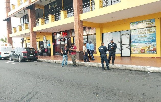 Las autoridades revisan los cámaras de vigilancia para dar con los otros delincuentes. Foto. Diomedes Sánchez