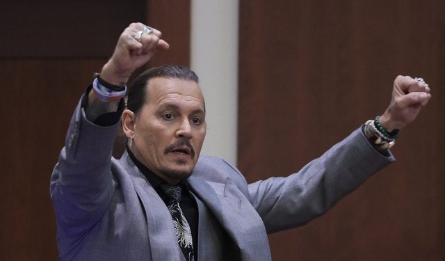 El actor Johnny Depp durante el juicio que le ha enfrentado a su exmujer Amber Heard, en Virginia.  Foto: EFE