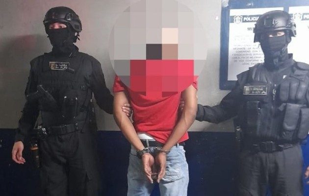 Se llevaron a cabo varios operativos policiales, logrando la captura de un hombre de 22 años de edad, que según la policía tenía un arma. Foto. Policía Nacional