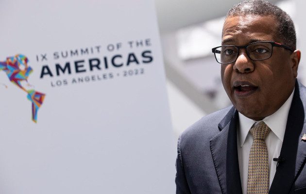 Brian Nichols, subsecretario estadounidense para América Latina, envió mensaje a caravana de migrantes. Foto: EFE