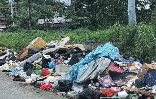 La basura es depósitada en cualquier parte en la provincia de Colón. Foto. Diomedes Sánchez