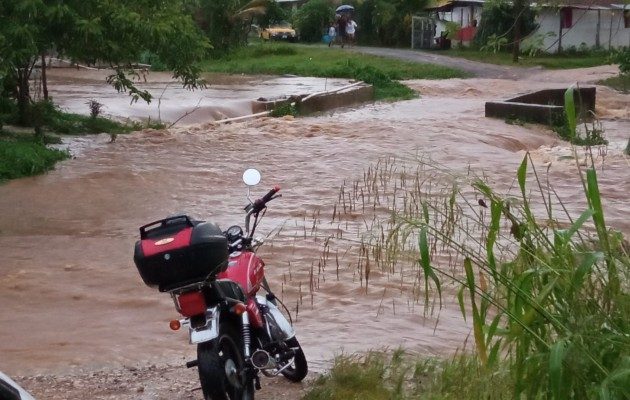 Los ríos y quebradas del área quedaron a su máxima capacidad, por la cantidad de agua que cayó en todo el corregimiento de las afueras de la ciudad de Colón. Foto. Diomedes ánchez