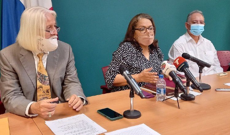 Egresados del Instituto Nacional, con la vocería de Ileana Gólcher (centro).  Foto: Francisco Paz