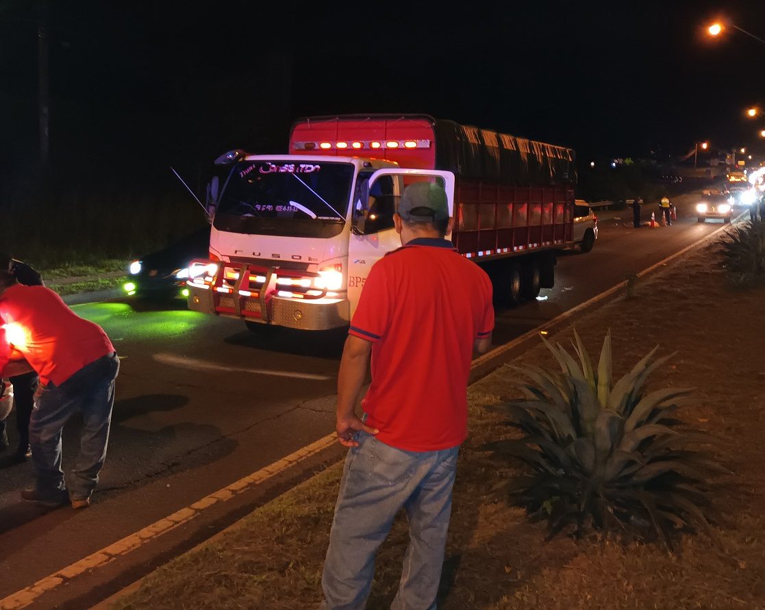 El tráfico vehicular se congestionó debido a las laboras de auxilio en la vía. Foto: Melquiades Vásquez