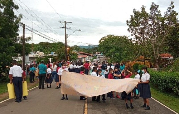 La situación ha llevado al cierre  de la vía en la entrada de Los Pozos. Foto: Thays Domínguez