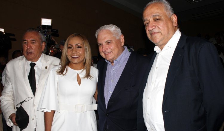 El exmandatario Martinelli (lila) acudió a la Asamblea en el día de ayer. Víctor Arosemena.